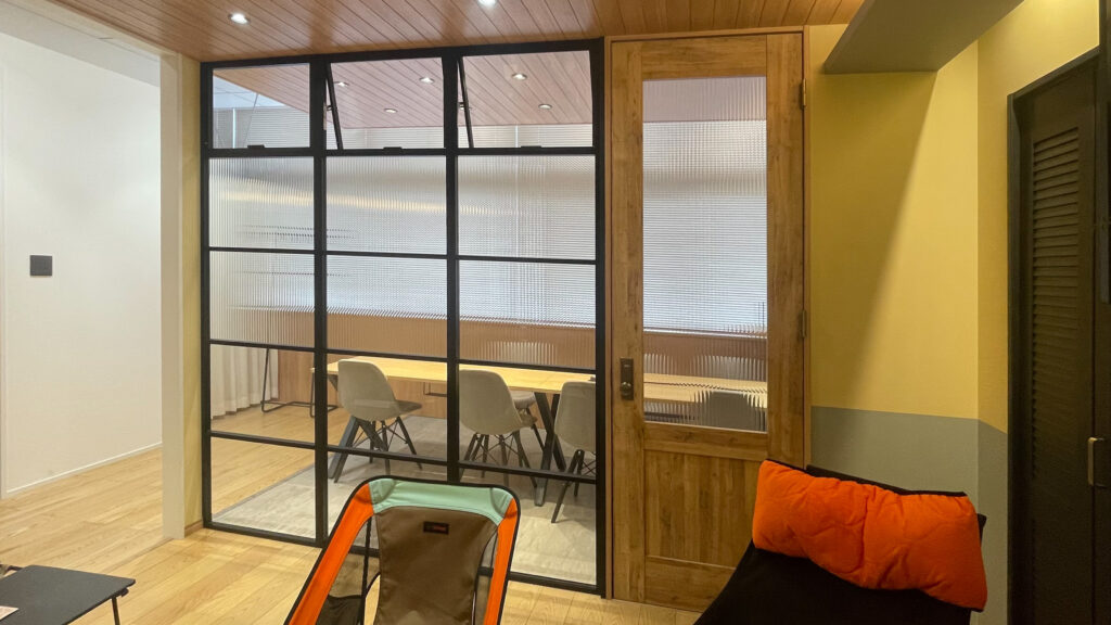 パナソニックのアンティーク風室内ドアとしきり窓のコーディネート